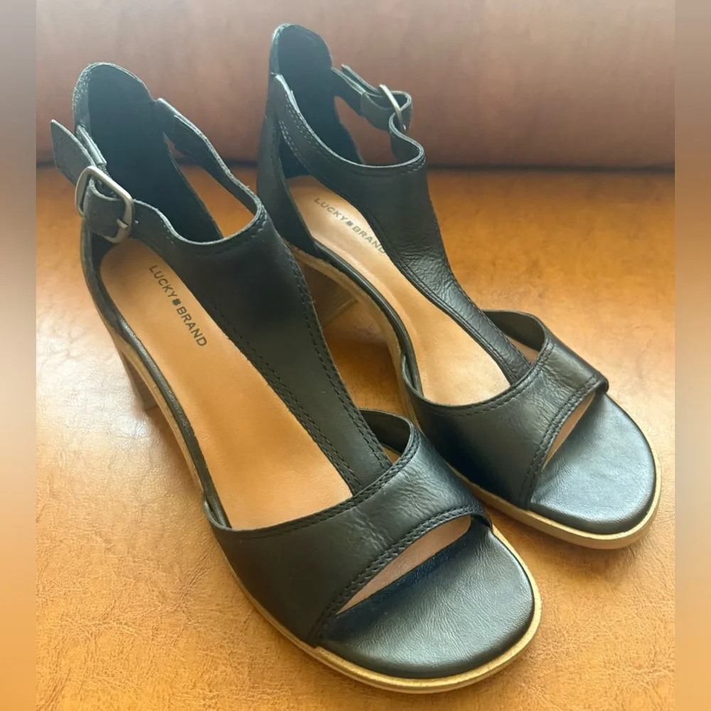 Lucky Brand Sabeni T Strap Block Heel Sandals Black Leather 9.5M EUC - Picture 3 of 9